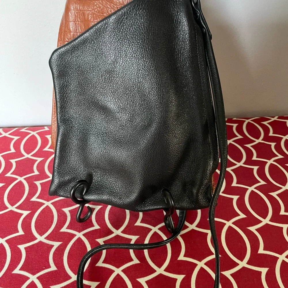 Thomas Leathers Dual-Sided Crossbody Bag - Picture 5 of 12